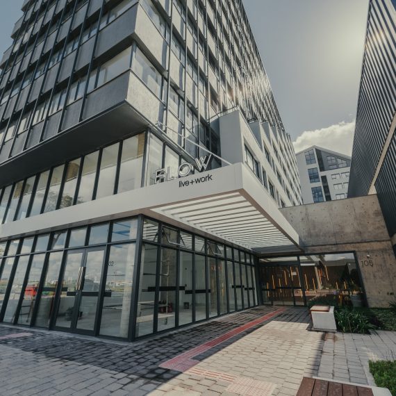 Edifício comercial Flow no Parque Una Pelotas, com fachada de vidro e arquitetura moderna, evidenciando um espaço ideal para negócios em um bairro inovador e valorizado.