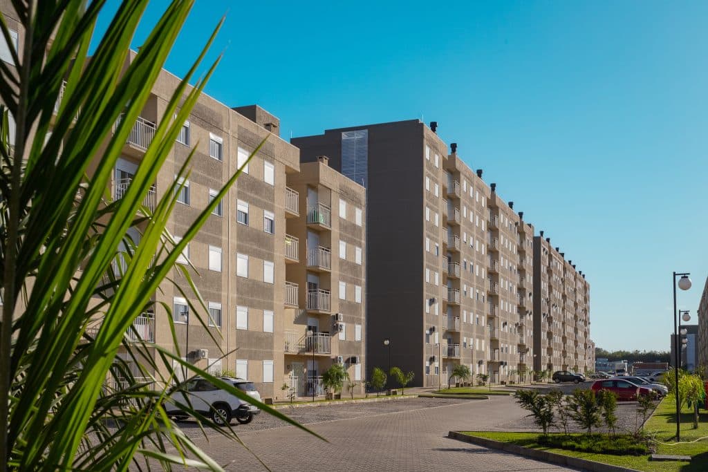 Área de lazer do condomínio Aveiro Residencial Clube em Pelotas, com piscina, quadra e espaço verde para moradores.