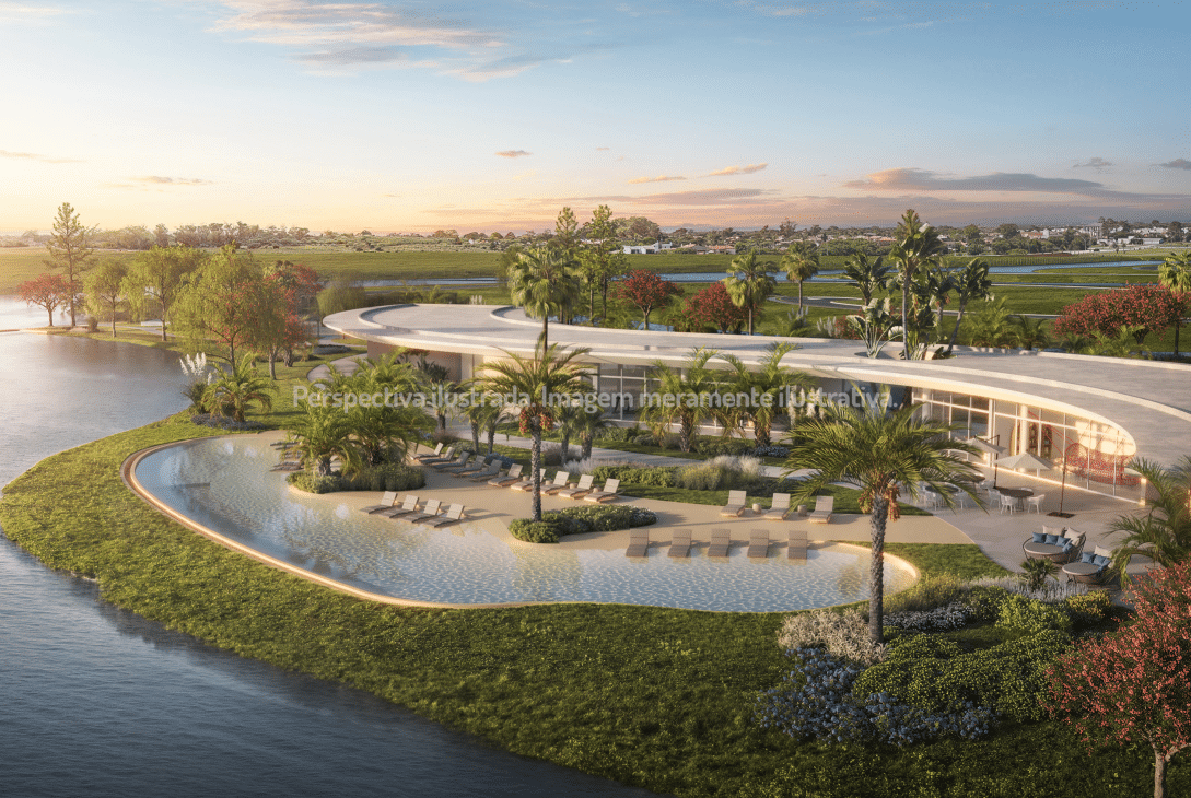 Ilustração de um espaço ao ar livre com uma área de piscina rodeada por espreguiçadeiras, palmeiras e vegetação exuberante. Ao fundo, um edifício moderno com arquitetura curva e amplas janelas, integrado a um ambiente natural com lagos e áreas verdes, sob um céu claro ao entardecer.